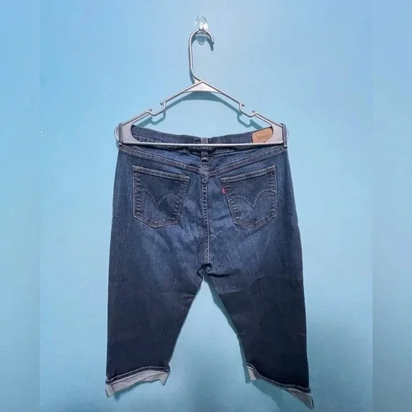Brand: Levi’s, The Original Jean
Woman’s 515 Capri Jeans W/ Cropped Ankle - Picture 2 of 8